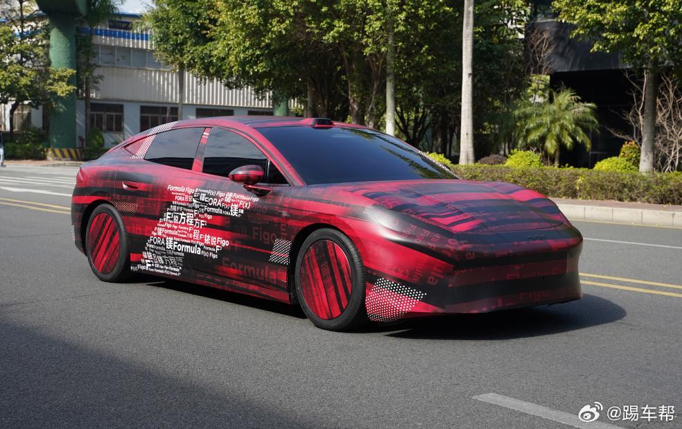 方程豹首款轿车谍照曝光，还披着伪装，但修长的车身（车长超过5米）、低趴的姿态、溜
