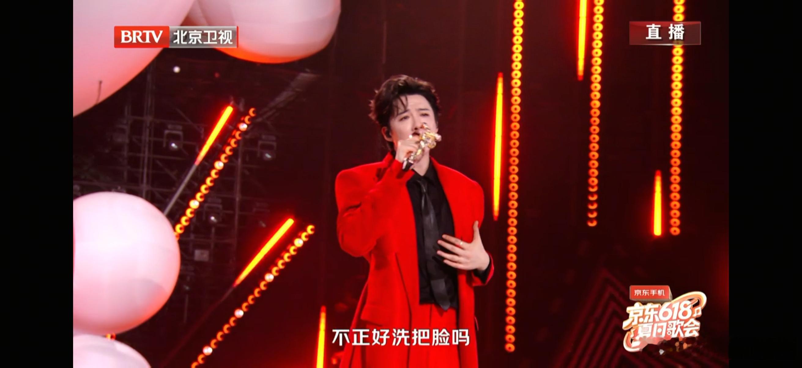 618夏日歌会宁哥的《平凡的日子借一点光》把我唱到灵魂出窍。粉丝共创的舞台，每一