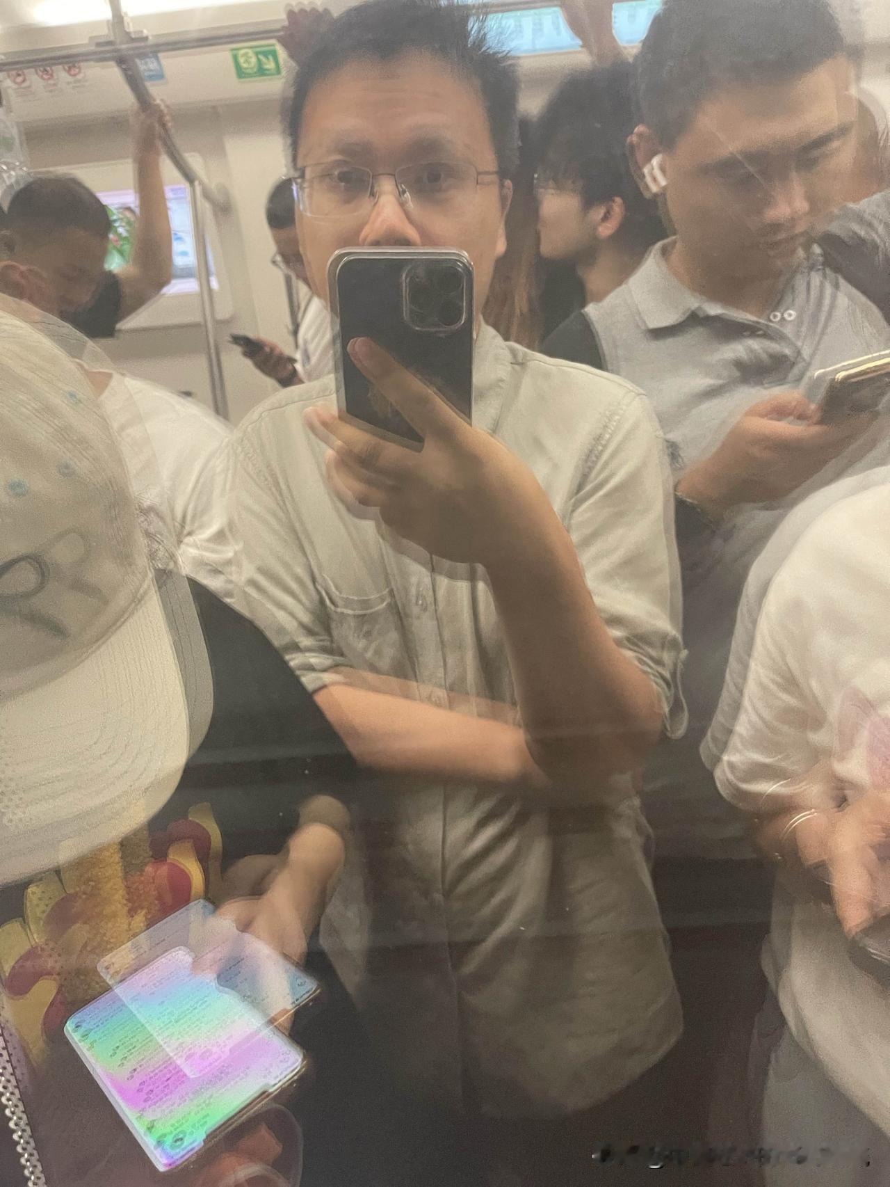 为什么一到周末北京地铁上的人就如此之多呢，该死的，比工作日的人还多。你们这些家伙