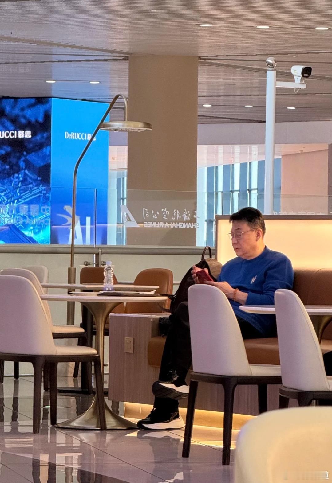 上海光明优倍女排 中国女排昨天，有网友在机场偶遇蔡斌，听说是去北京参加联赛筹备工