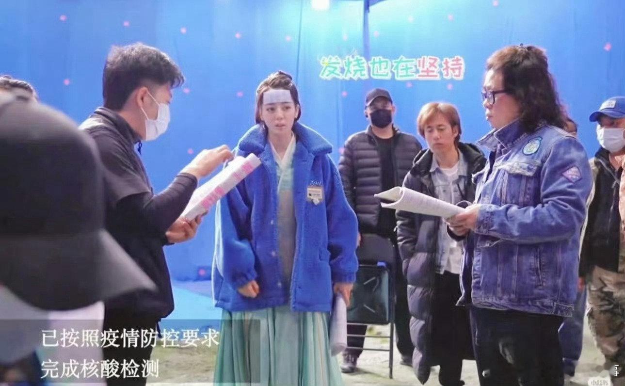 迪丽热巴感冒终于好了 从 9 月不舒服到工作时咳嗽、手背留输液淤青，热巴一直默默