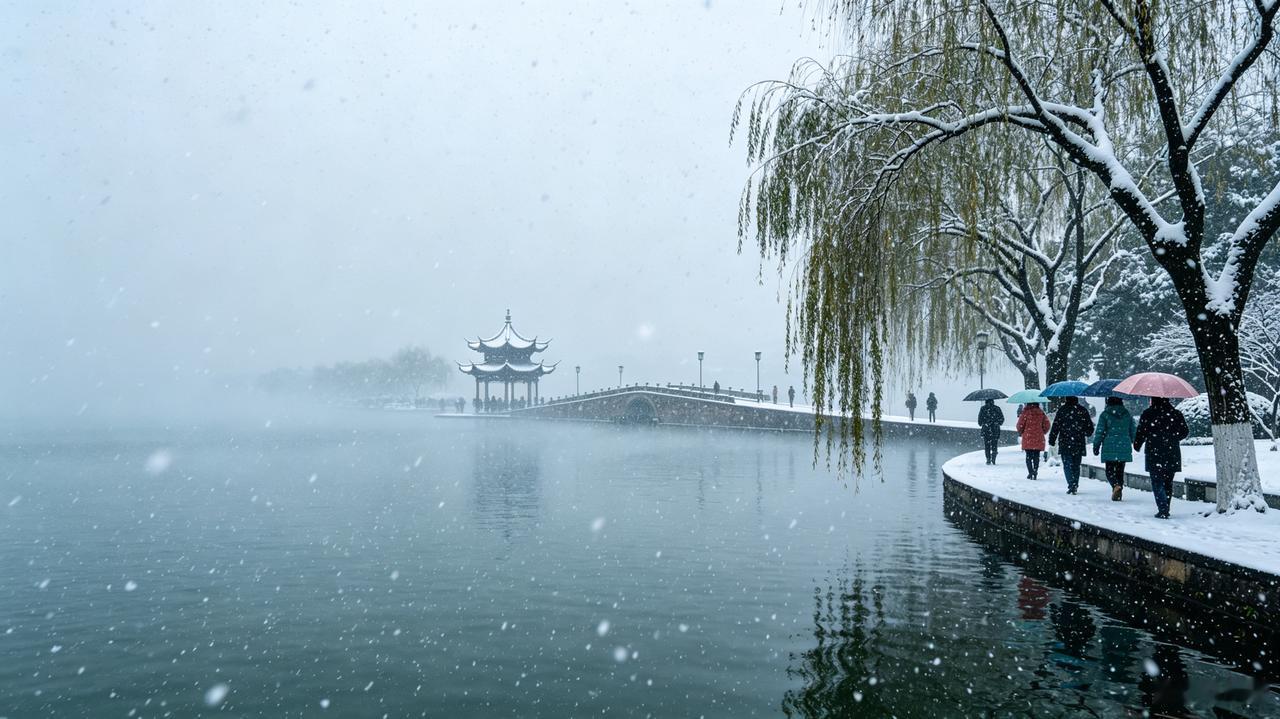 今年杭州的冬季，九成以上概率能见到漫天飞雪，如今却比往年早了一个多月迈入秋天，气