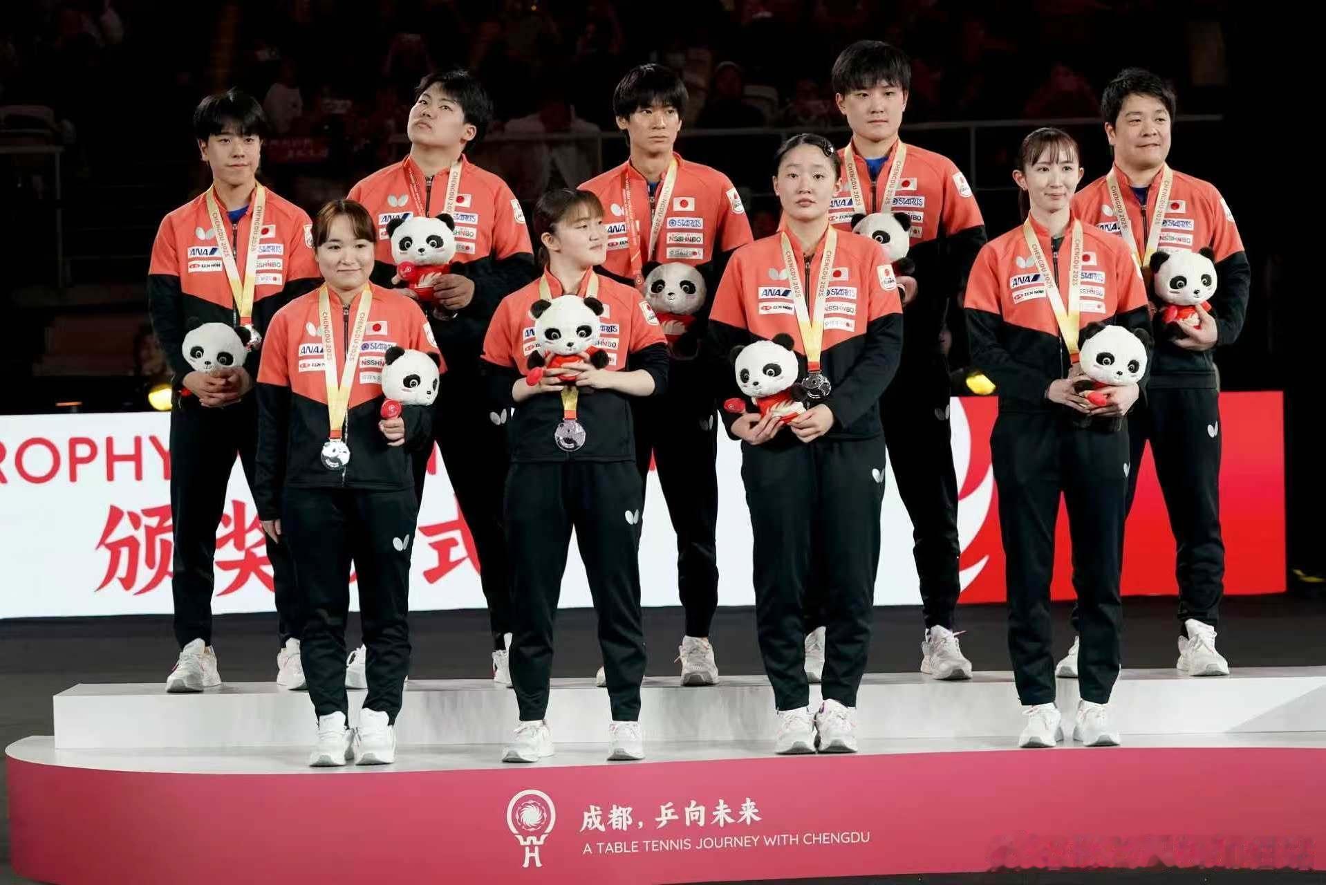 ITTF混合团体世界杯2025张本智和 亚军得主日本队。cr: JTTA 