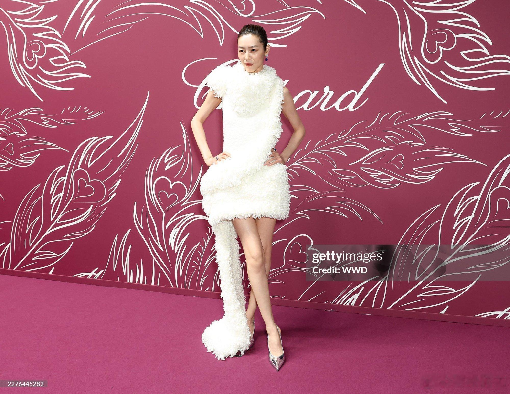 亮相戛纳电影节晚宴的 Chopard 女郎刘雯  💎裙装来自于 LOEWE 特
