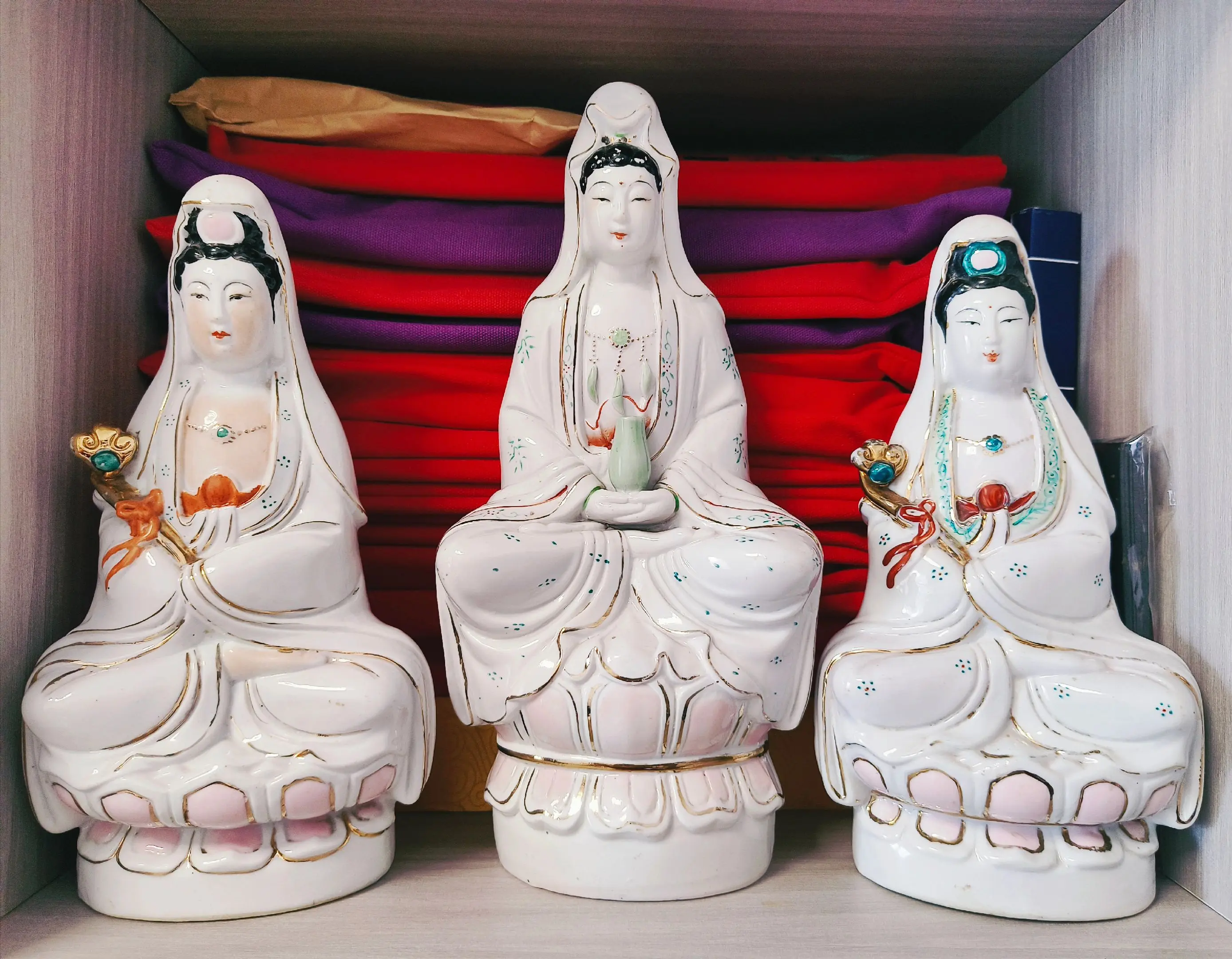 莫笑瓷像开脸丑，慈悲不在容颜秀。