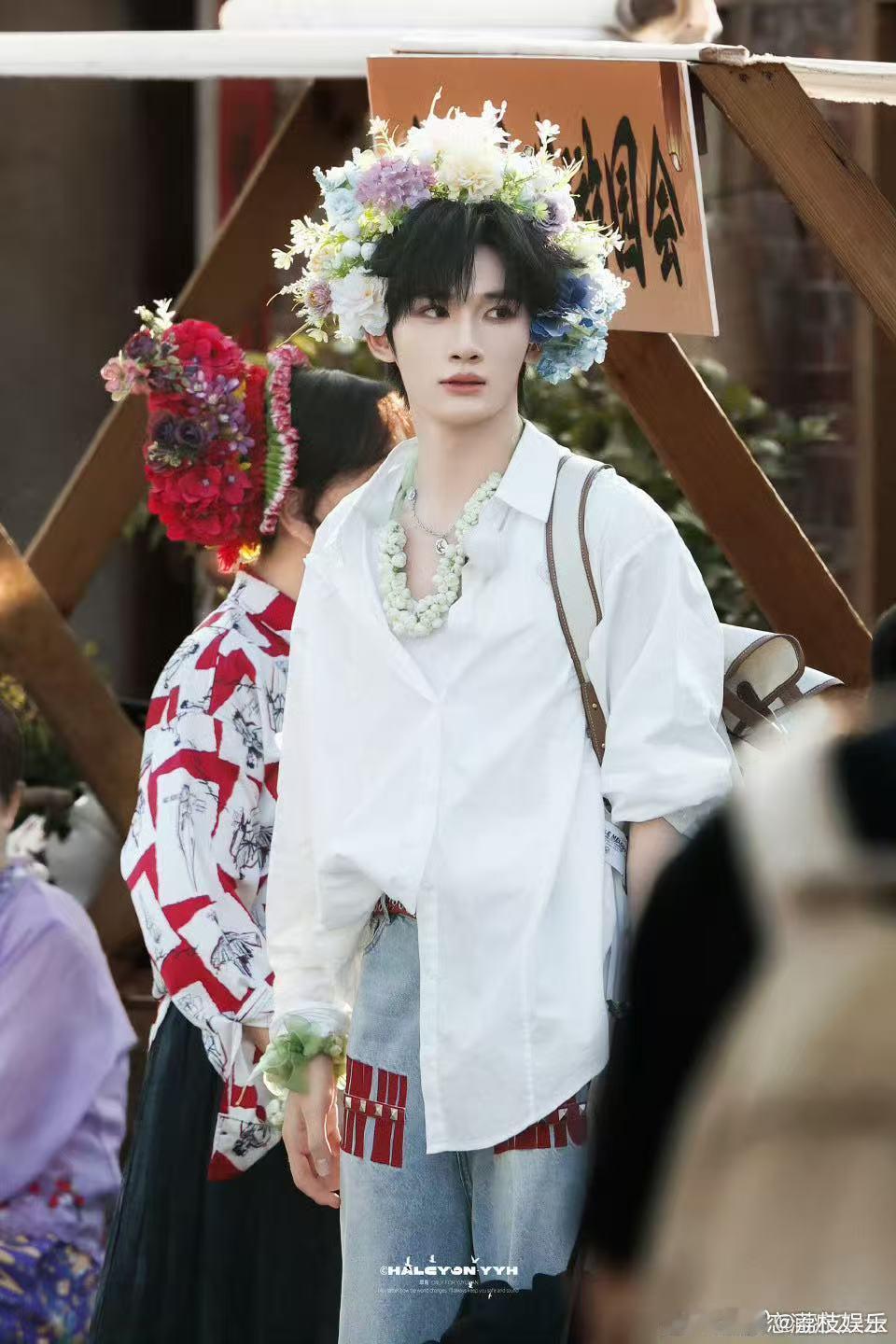 余宇涵一路繁花簪花剧照 新剧《一路繁花2》中的余宇涵，白衬衫与簪花造型太有韵味，