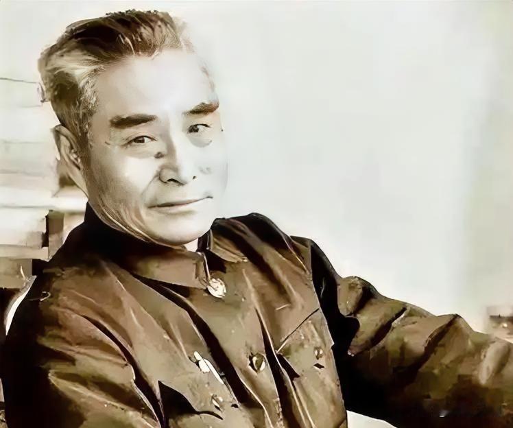1980年7月15日，庐山牯岭晨雾尚未散尽，七十六岁的黄维站在一栋石砌小楼门前久