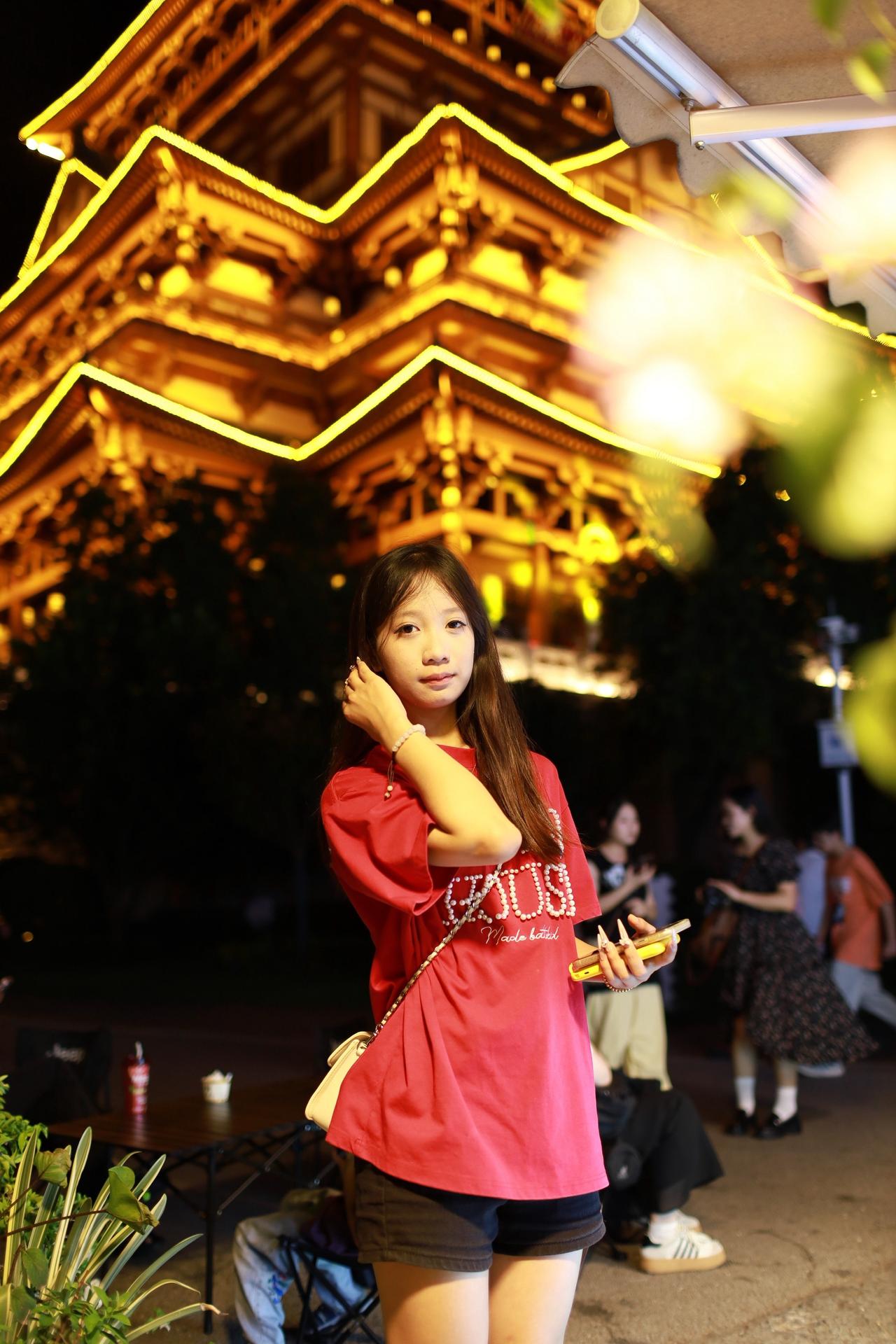 偶遇古镇，随拍两张古楼夜游氛围感 古城夜景人像 小姐姐 小姐妹的日常