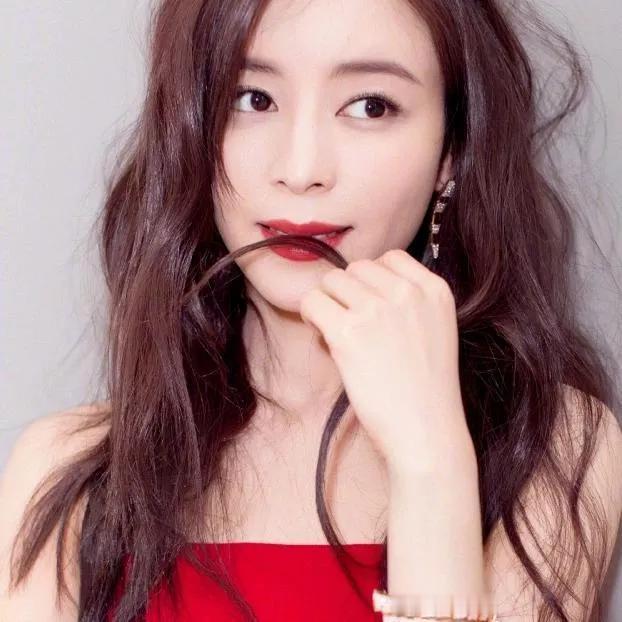 红妆美人，娇媚动人。