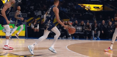 NBA肘传艺术！图1:哈利伯顿的手肘传球图2:白巧克力的手肘传球懂得都懂，白巧克