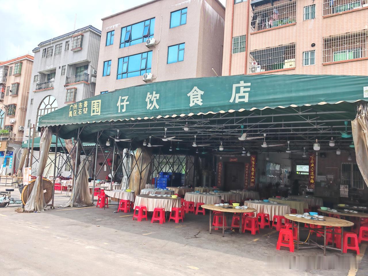 这又是一家实力远超颜值的餐饮店。烧鹅、水蒸鸡，还有各式小炒，不仅口味出色，关键是
