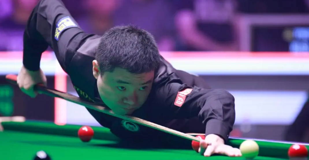 决胜局轰109分破百！丁俊晖6-5险胜唐纳森，晋级英锦赛八强丁俊晖6比5唐纳森 