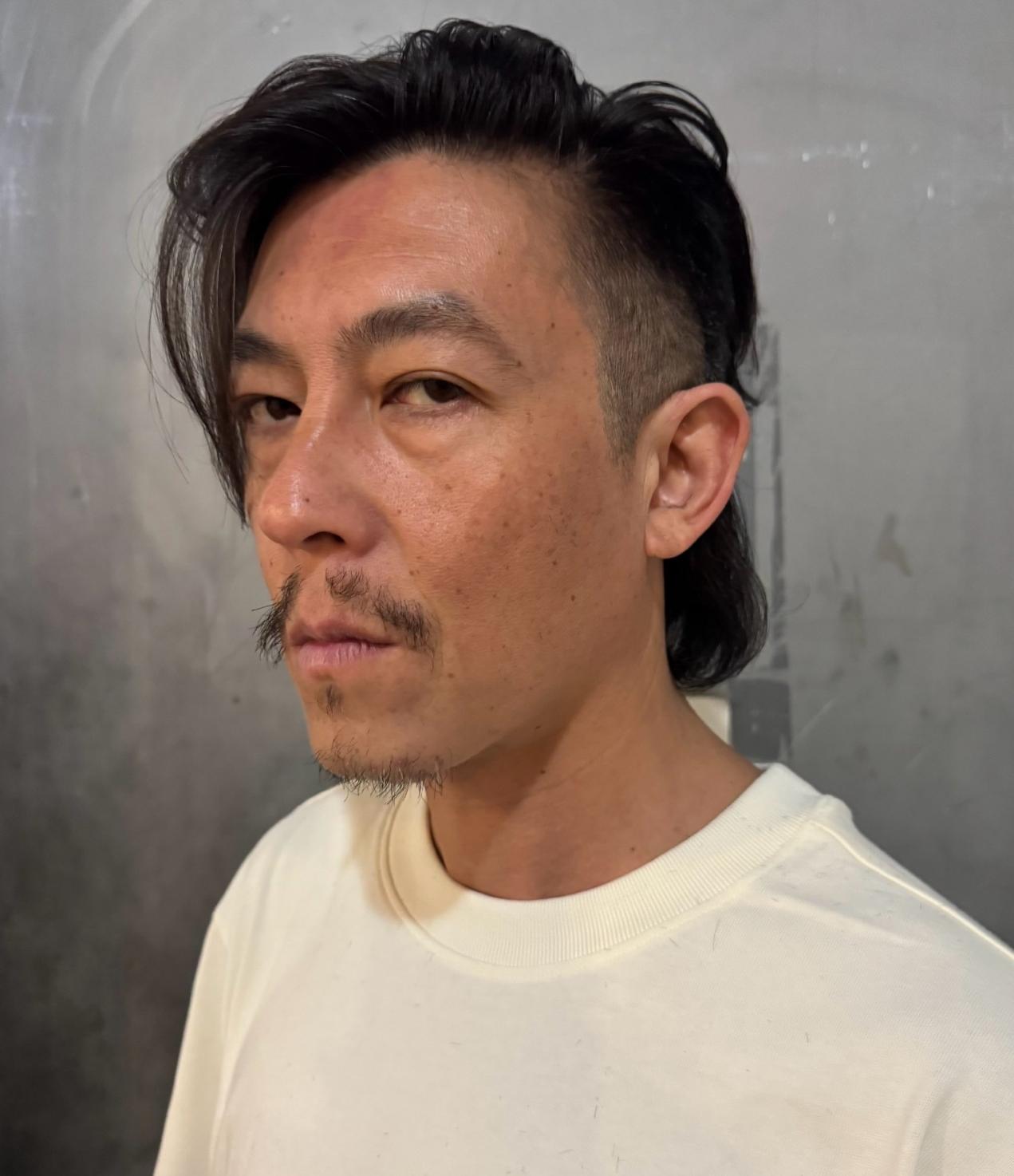 大哥说这是他拍戏的妆造。你别说，这张脸要是出现在浴血黑帮里我一点都不奇怪。