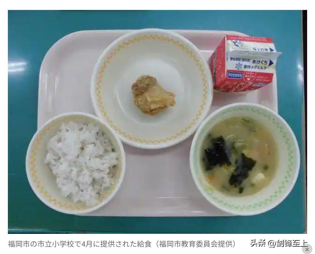 日本学生其实也不是一直吃得这么差
在经济黄金期，日本学生至少还有米饭吃
现在米饭
