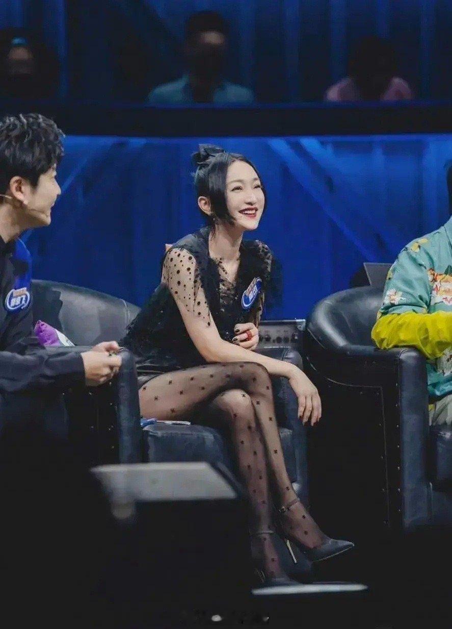 说真的，头戴蝴蝶结，身穿黑丝袜的周迅，真的看不出来已经四十八岁了 ​​​