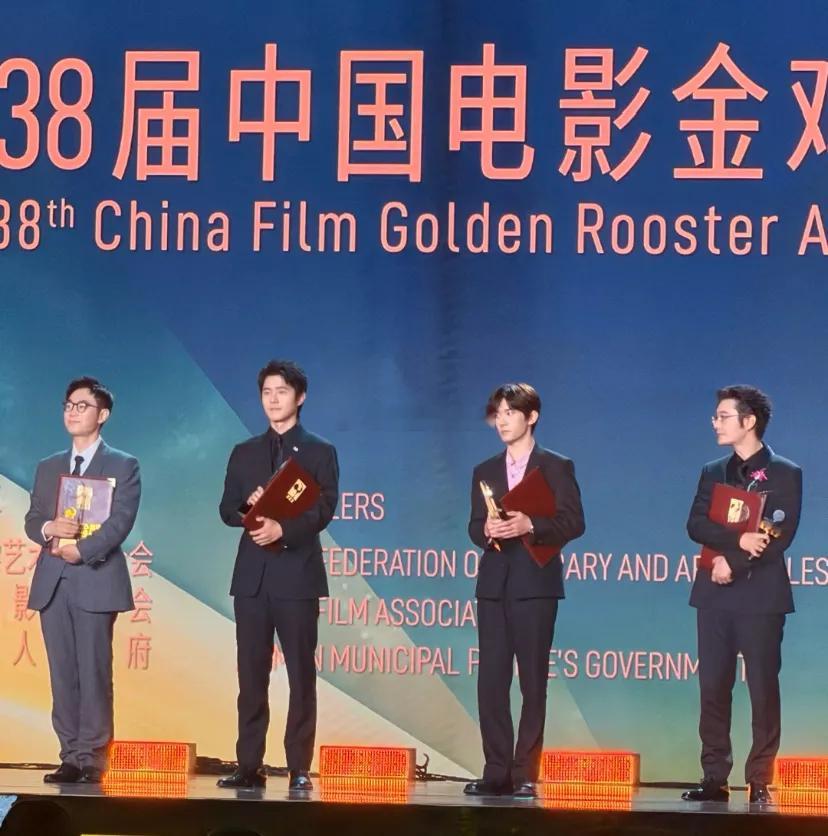 真是误会易烊千玺以前觉得他官方178的身高水分挺大，如今看金鸡奖这同框，黄晓明官