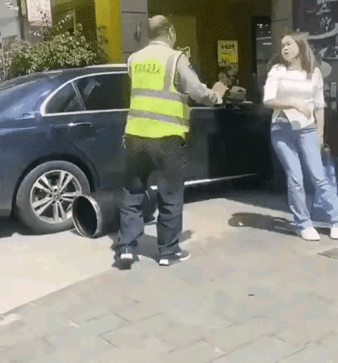 仅仅提醒规范停车，女子就追着大爷又踢又打，大爷连招架都不敢，不停的后退避让！因为