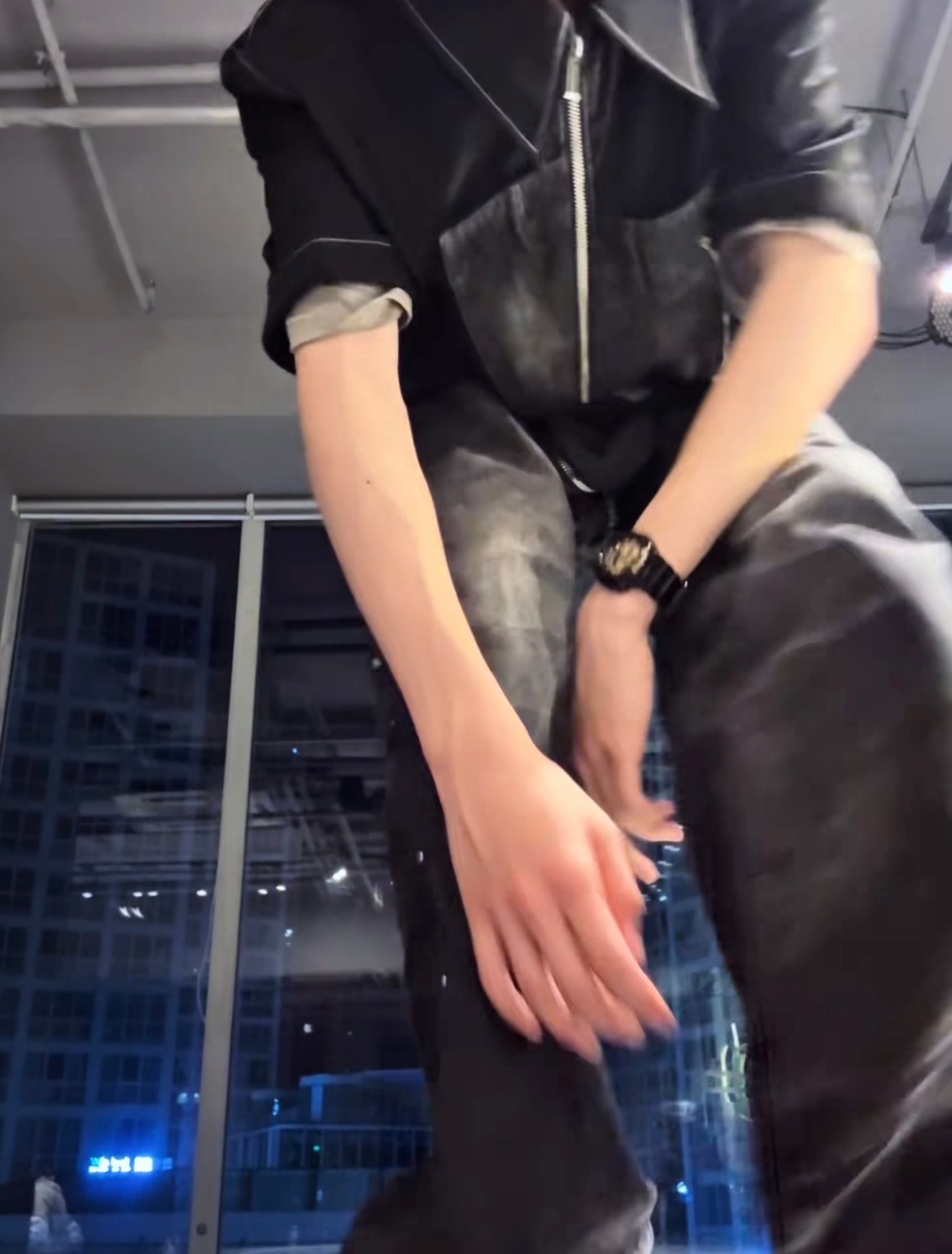 这小子看起来很喜欢耳机和手表这两个生日礼物了机场戴cha也要戴恨不得让全世界都知