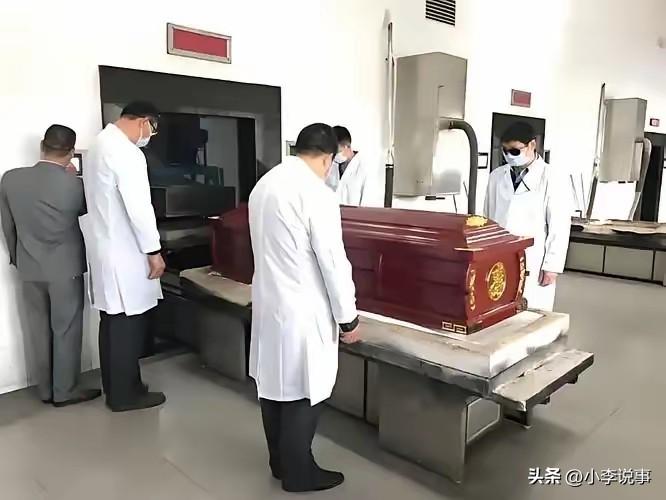 人死后根本没增重，
为啥抬着沉到离谱？
身边殡仪馆上班的朋友，早就把这事看得明明