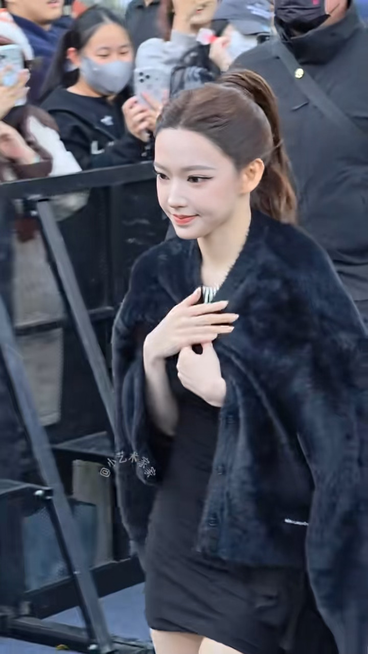 我不知道这个侧脸拿什么输……潇潇真的好完美的头骨[捂嘴哭][捂嘴哭]程潇的侧脸好