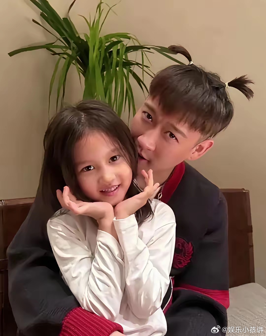 曹云金的女儿6岁了，但是长得跟他一点都不像……小姑娘的模样，更像妈妈！毕竟俩人离