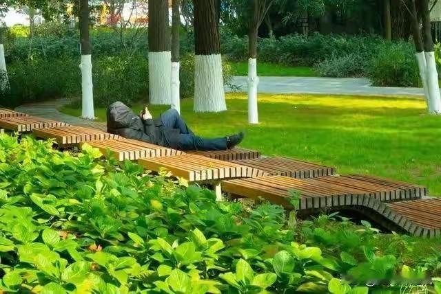 摘自《人民日报》的一段话，谨此，献给在这薄凉的世界上，深情地活着的每一个人！
恰