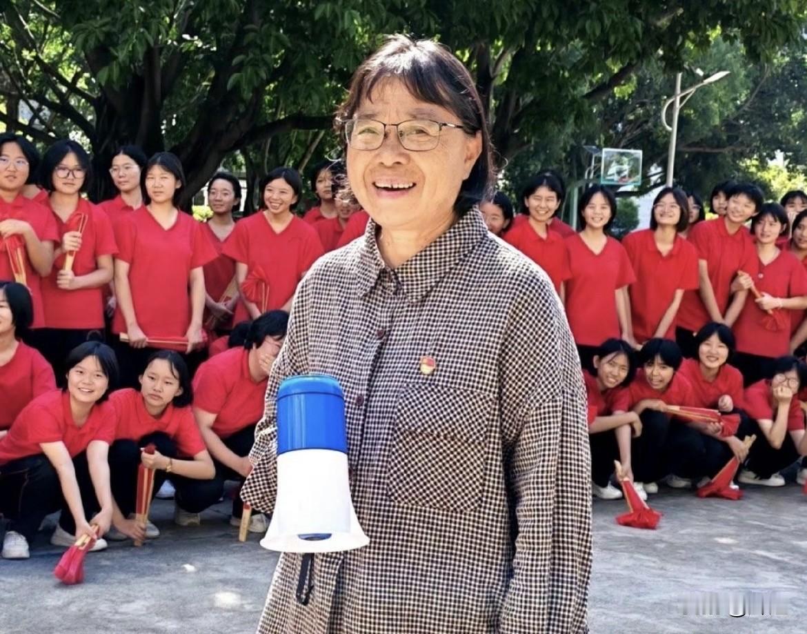 网上把张桂梅捧成了神。我亲戚2022年秋去华坪女高教了一学期语文，回来说：真人比