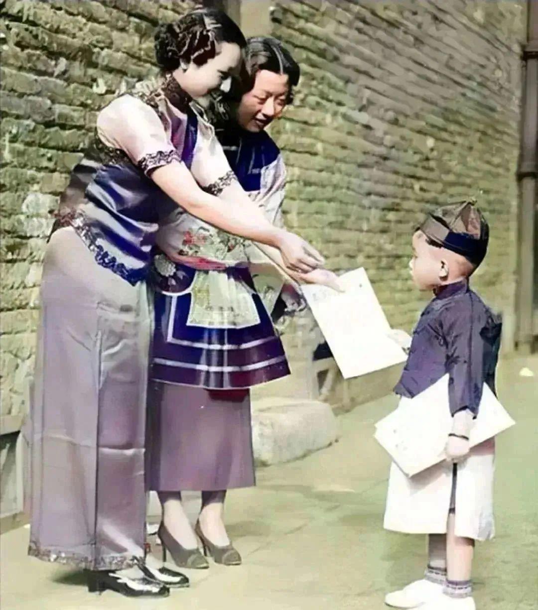 分享一张珍贵老照片民国市井人物图。