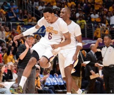 【湖人小将盼留队只为科比:期待与他在训练里对抗】3月12日报道：近日，湖人小将肯