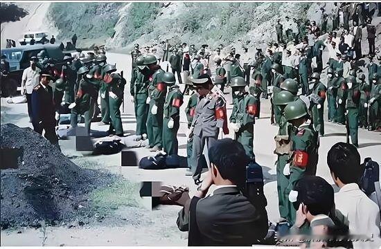 1983年，严打期间，山东某地郊外刑场上，死刑犯们被集体枪毙后的留影。
照片中，