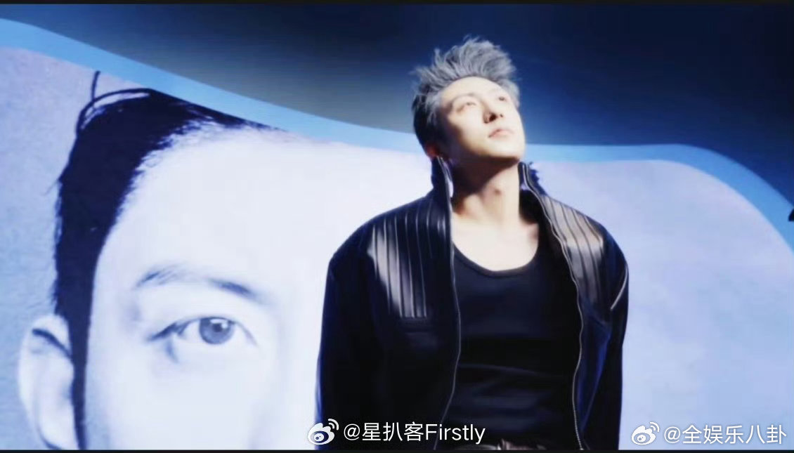 黄景瑜银发黄景瑜银灰发 银发造型也太惊艳了，硬朗五官与冷调发色完美适配，自带清冷