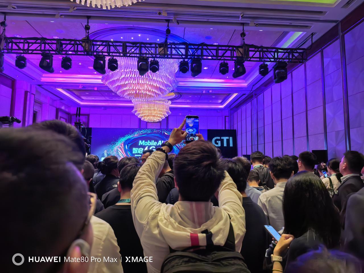 产业和网络离得很远

大家都知道最近和杨学志吵架，今天参加 MWC，都是信息产业
