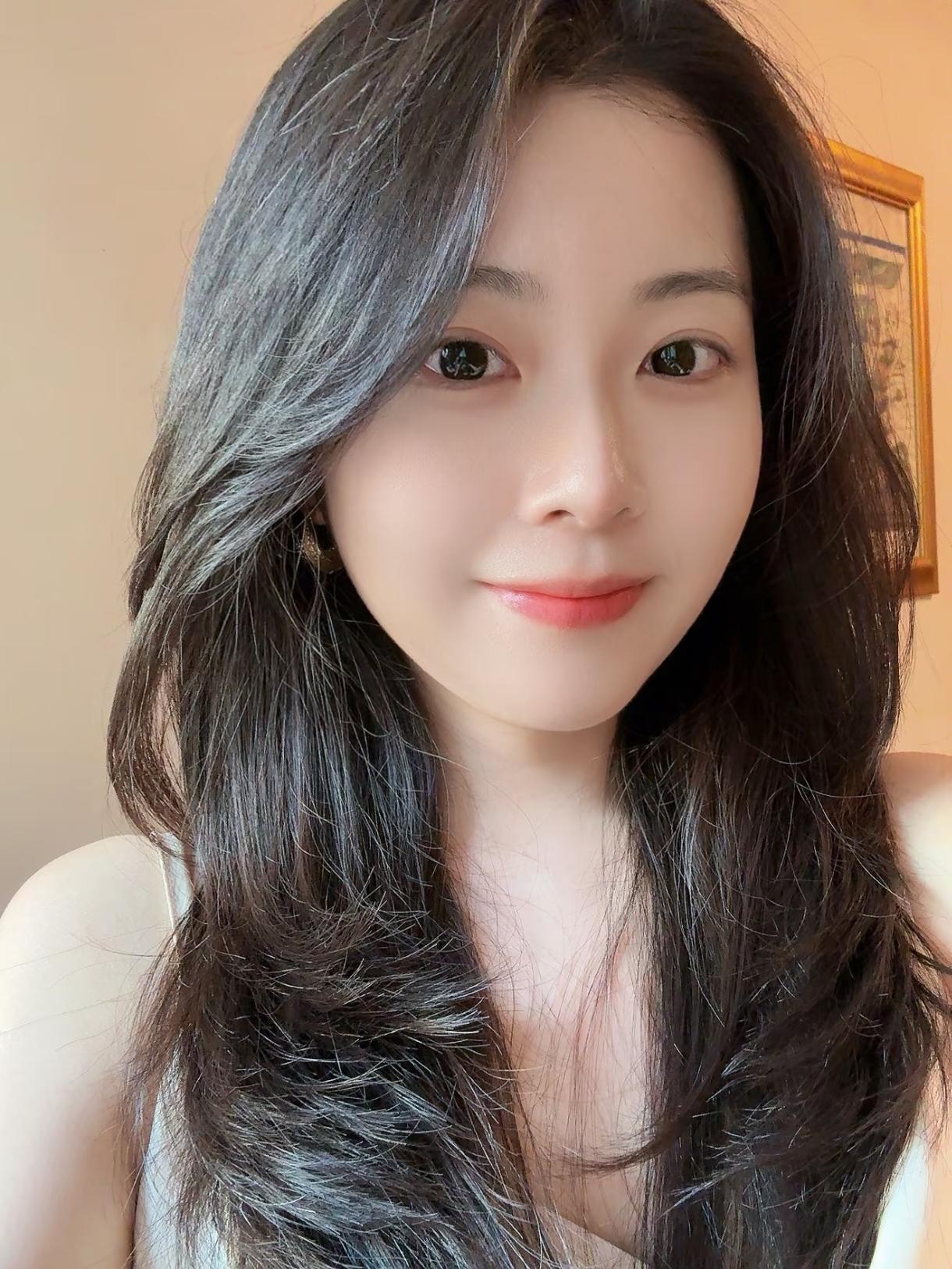 莺啼序·晨妆闲影
 
晨光漫过画框角，软风撩动帘杪。正临窗、对镜理云丝，鬓边卷浪