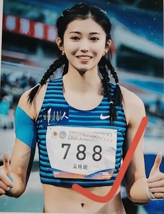 我妈眼光真的是毒辣，
看见运动员吴艳妮， 
她第一句话就是：以后找媳妇千万要找这