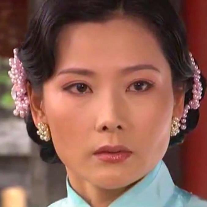 女演员，何赛飞说，演出大宅门里的杨九红，拍摄车站告别的一场戏，杨九红被赶出白家，