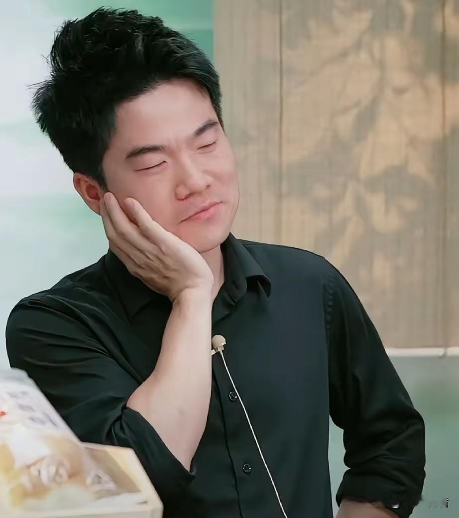 翻了一百条夸董宇辉的留言，
出现最多的是‘信仰’和‘光芒’，
几乎没人提具体的书