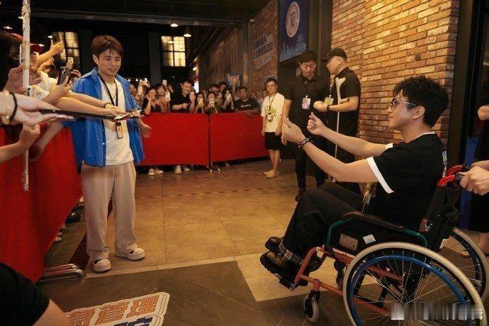 比邓超还E的人出现了第一次见这么热情的粉丝，把邓超衬得都像i人了[允悲][笑cr