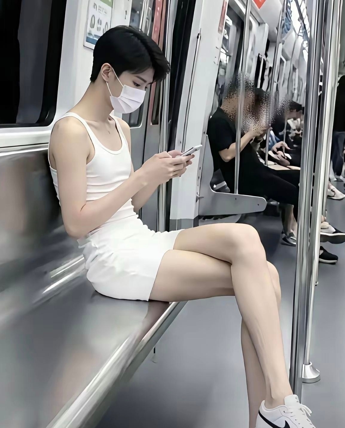 地铁上遇见的，愣是看不出男的还是女的[允悲] ​​​