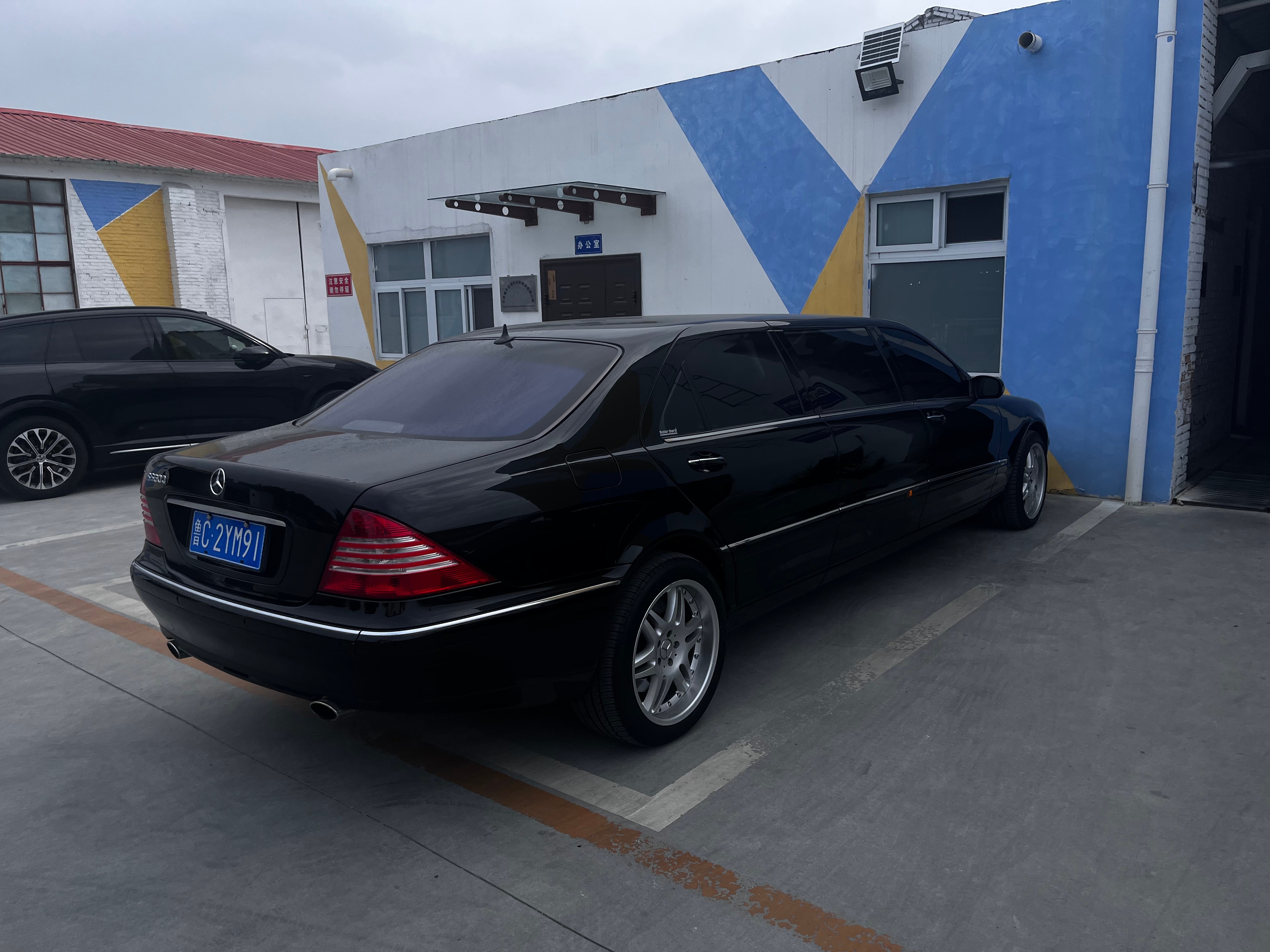 车若初见揉揉眼睛发现不对 这奔驰怎么那么长