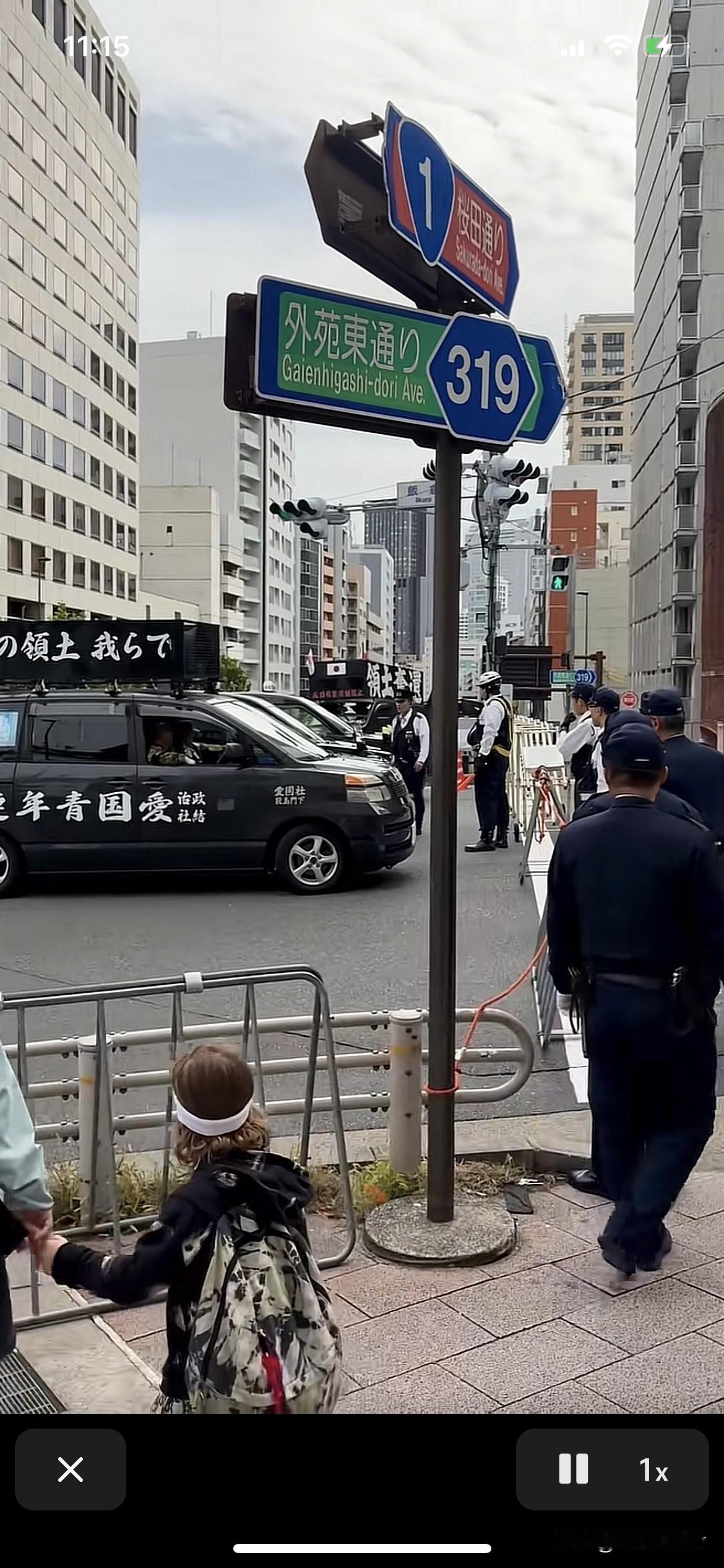 日本青年爱国联盟在俄罗斯大使馆门口，宣扬“南千岛群岛属于日本”的。
车上的字能看