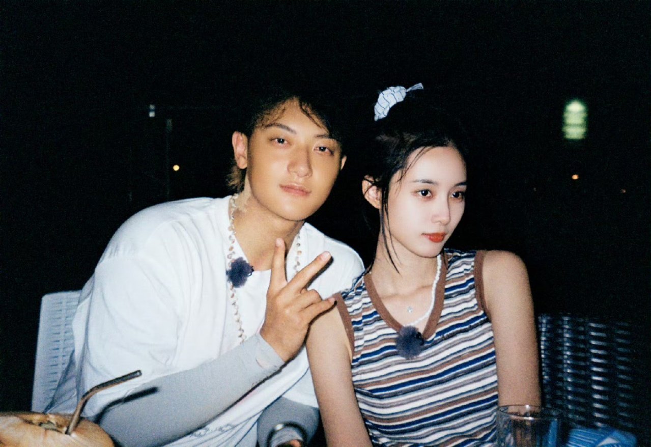 徐艺洋小伙小妹换游记收官plog黄子韬徐艺洋另一种人生照片！！！真的好爱你俩！黄