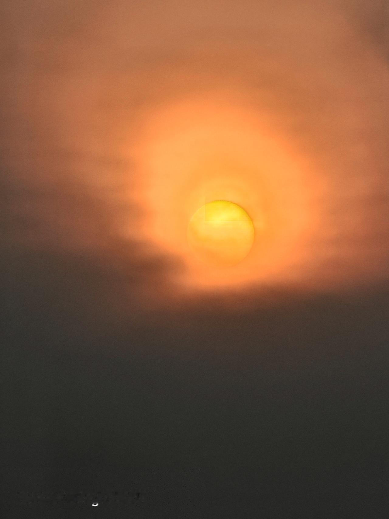 去天空之城打卡夕阳西下，本以为能邂逅一场绝美的落日盛宴，谁料赶上了阴天。
原本想