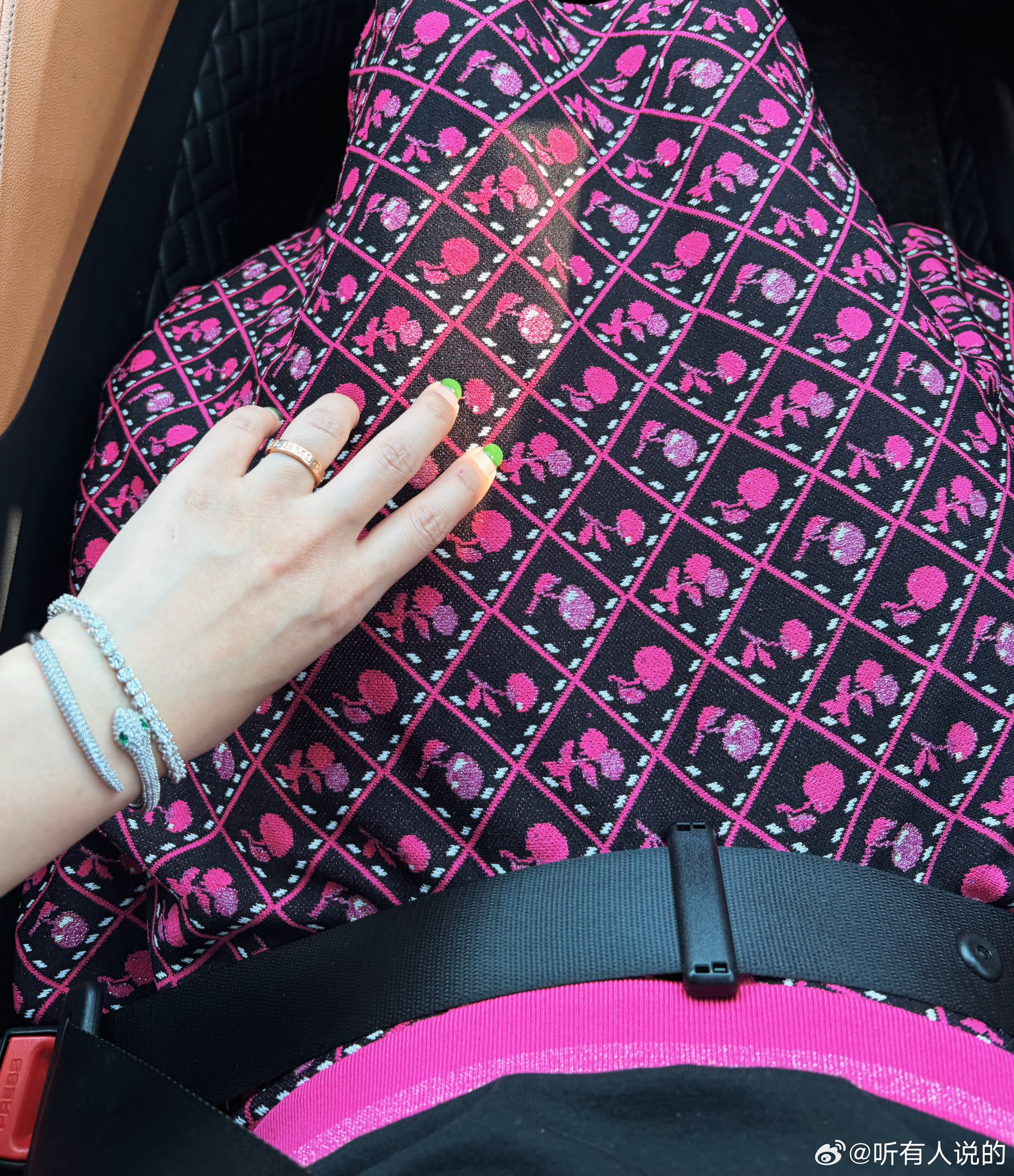 家庭主妇的OOTD 咦 今天的OOTD不仅早而且还在副驾2月初不是约了无痛胃镜么