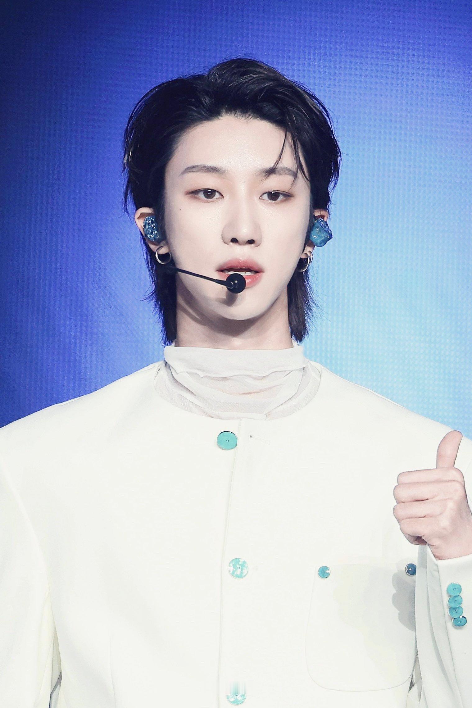 好喜欢今天这一身小西装和小背头 尊嘟好漂亮🤧#徐明浩# ​​​