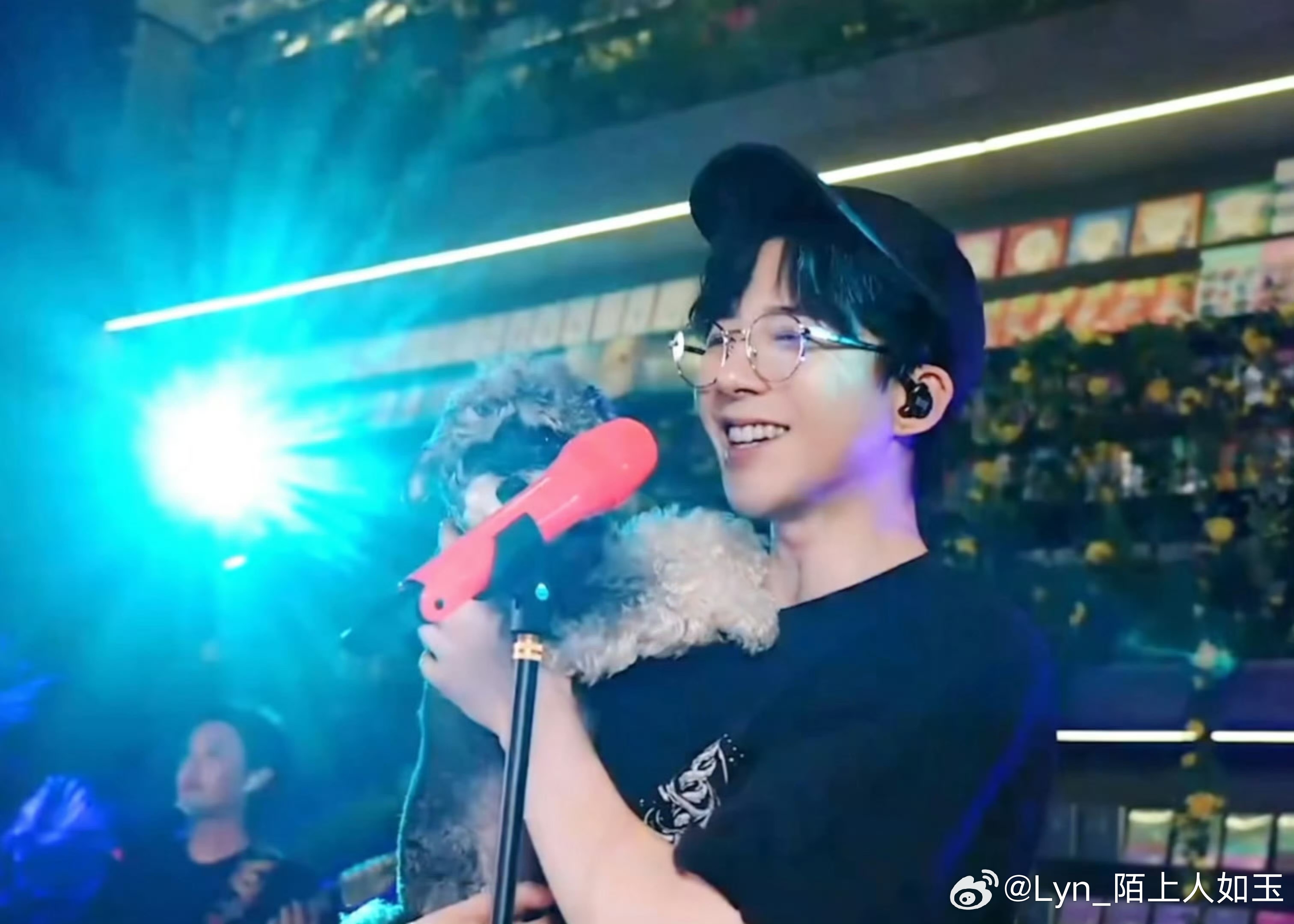 我喜欢给我带来力量的人，比如:尊重 鼓励 陪伴 理解 信任和拥抱[抱一抱]真巧，
