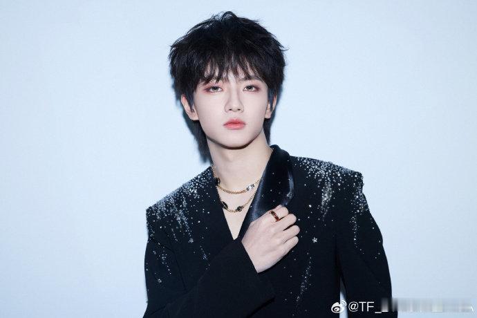 穆祉丞给面团娃娃系粉色蝴蝶结穆祉丞也是猫奴来的不仔细看真注意不到，原来图里悄悄藏