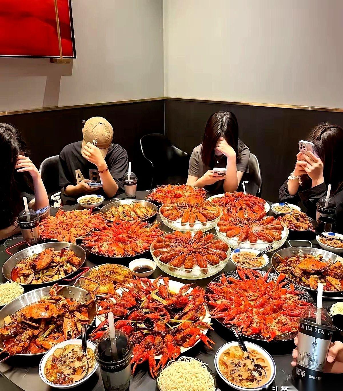 一个相亲局，看得我一愣一愣的。
小伙一个月工资3200，为了表诚意，哗啦，上了八