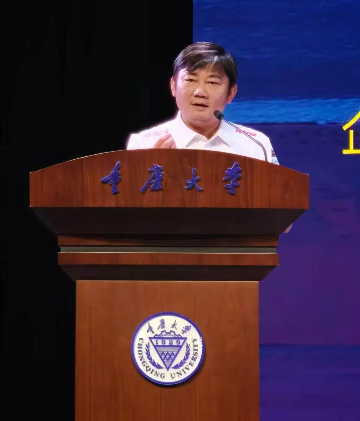 今天，张雪机车校招走进重庆大学，张雪上台演讲，他说很多大学邀请他去做演讲，但是他