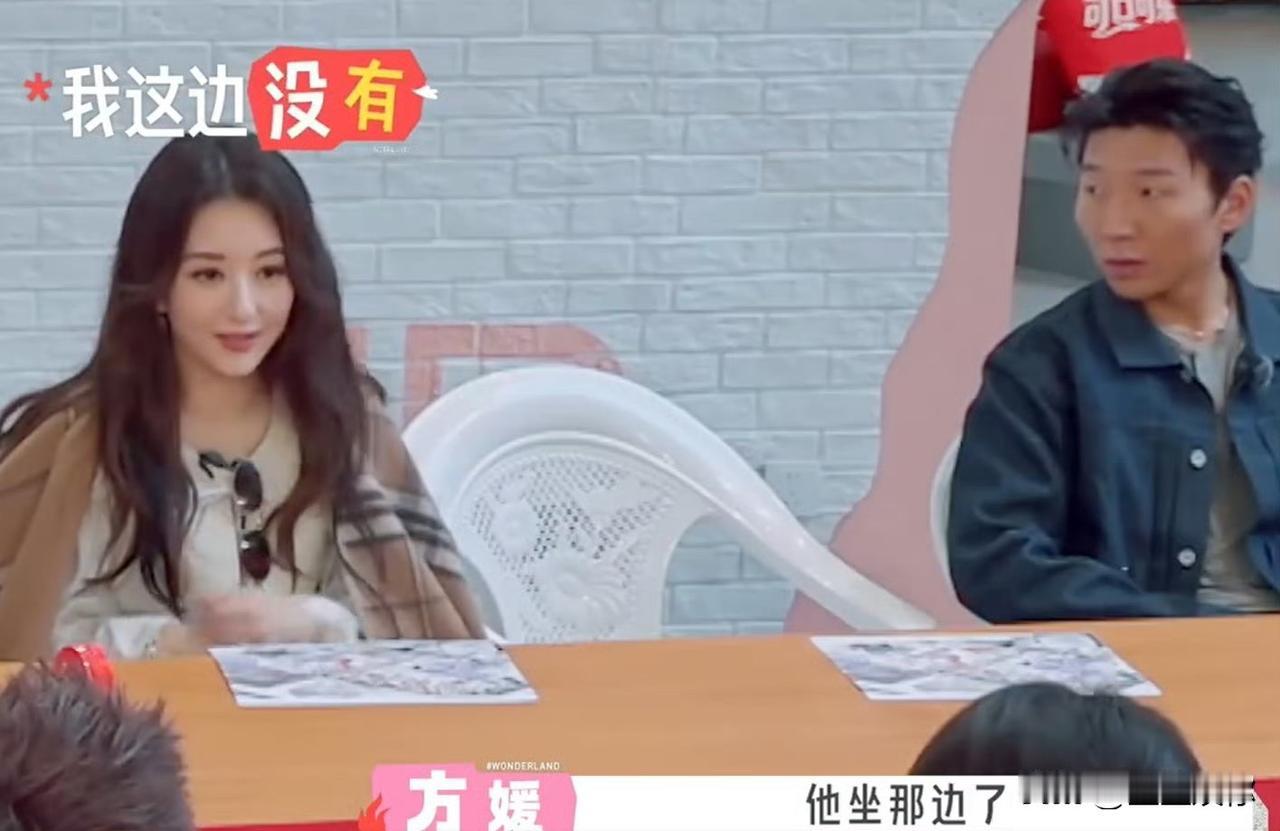 桃花坞的镜头真的藏不住情绪。阿如那的目光总在不经意间落在方媛身上。她说话时，他会