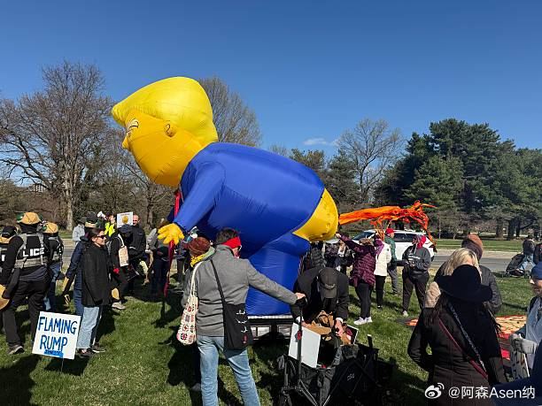 在华盛顿，反战抗议者们抬着一个充气人偶，人偶描绘了爱泼斯坦组织践踏美国宪法的情景